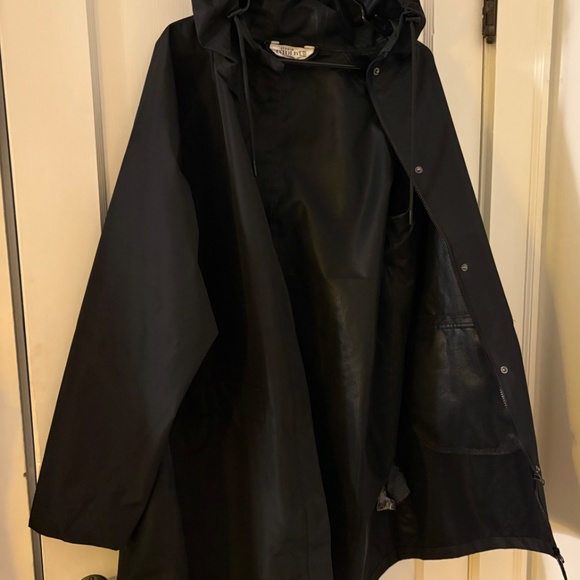 Black Rainproof Raincoat - Picture 3 of 4